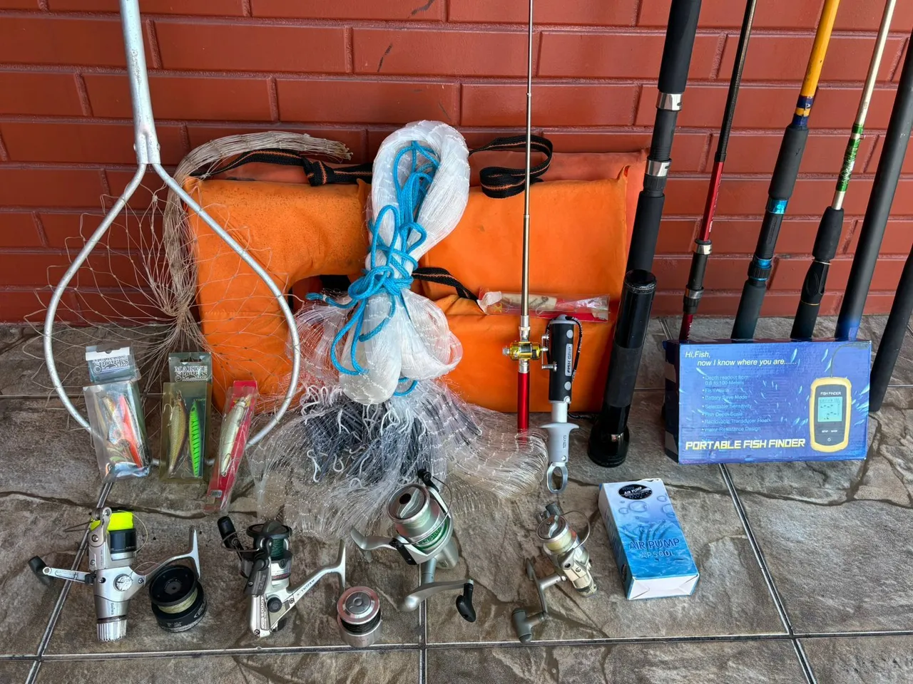 Kit Completo de Pesca: Varas, Carretilhas, Acessórios e Sonda