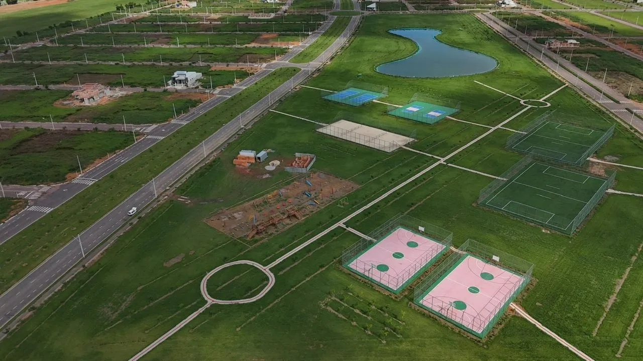 Viva com Qualidade e Lazer: Lote no Parque do Lago com 406m² Frente Avenida