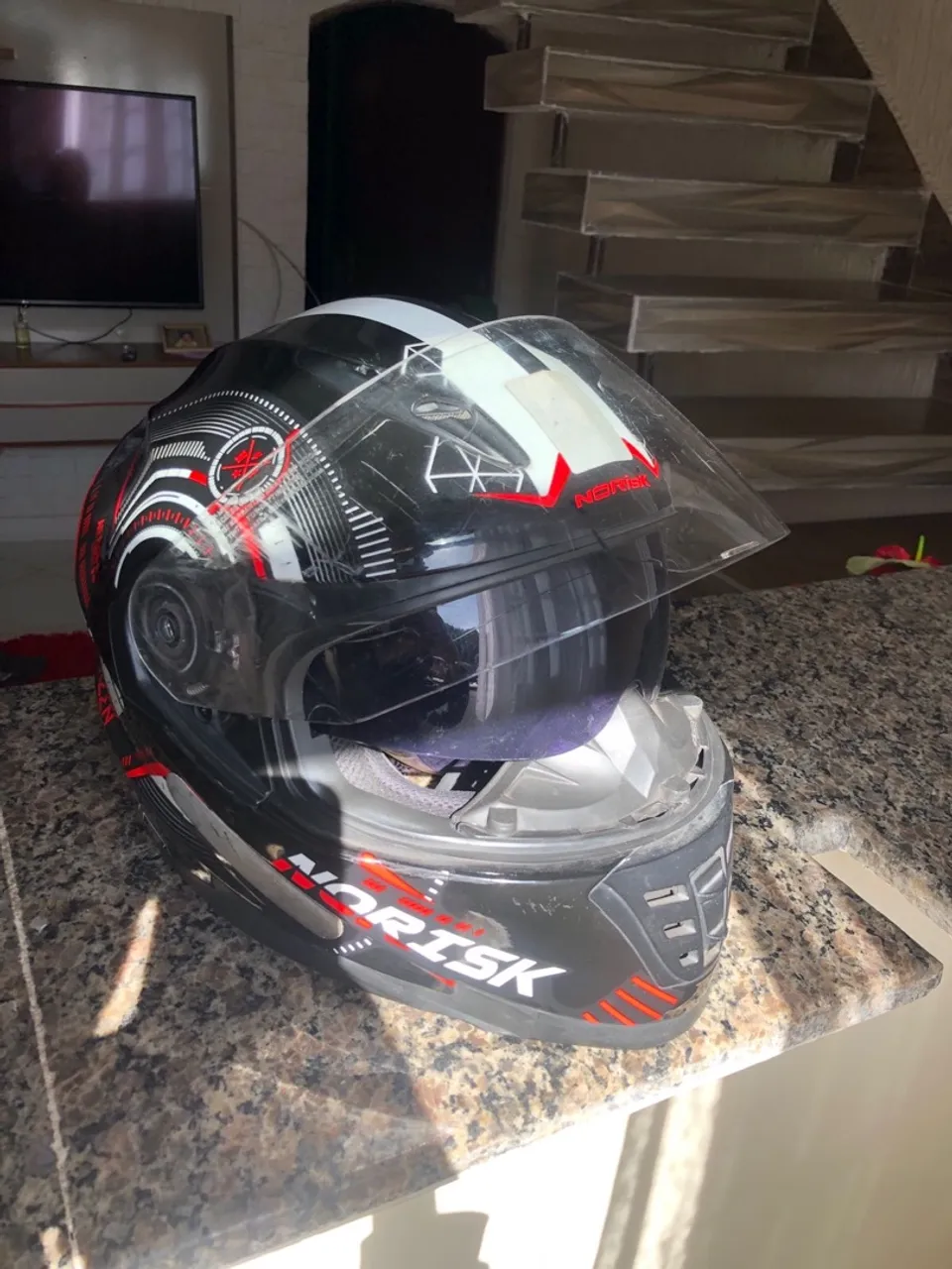 Capacete NORISK Preto com detalhes em vermelho