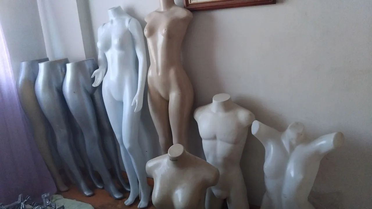 Manequins para loja de roupas e cabines, araras outros itens  - Foto 2