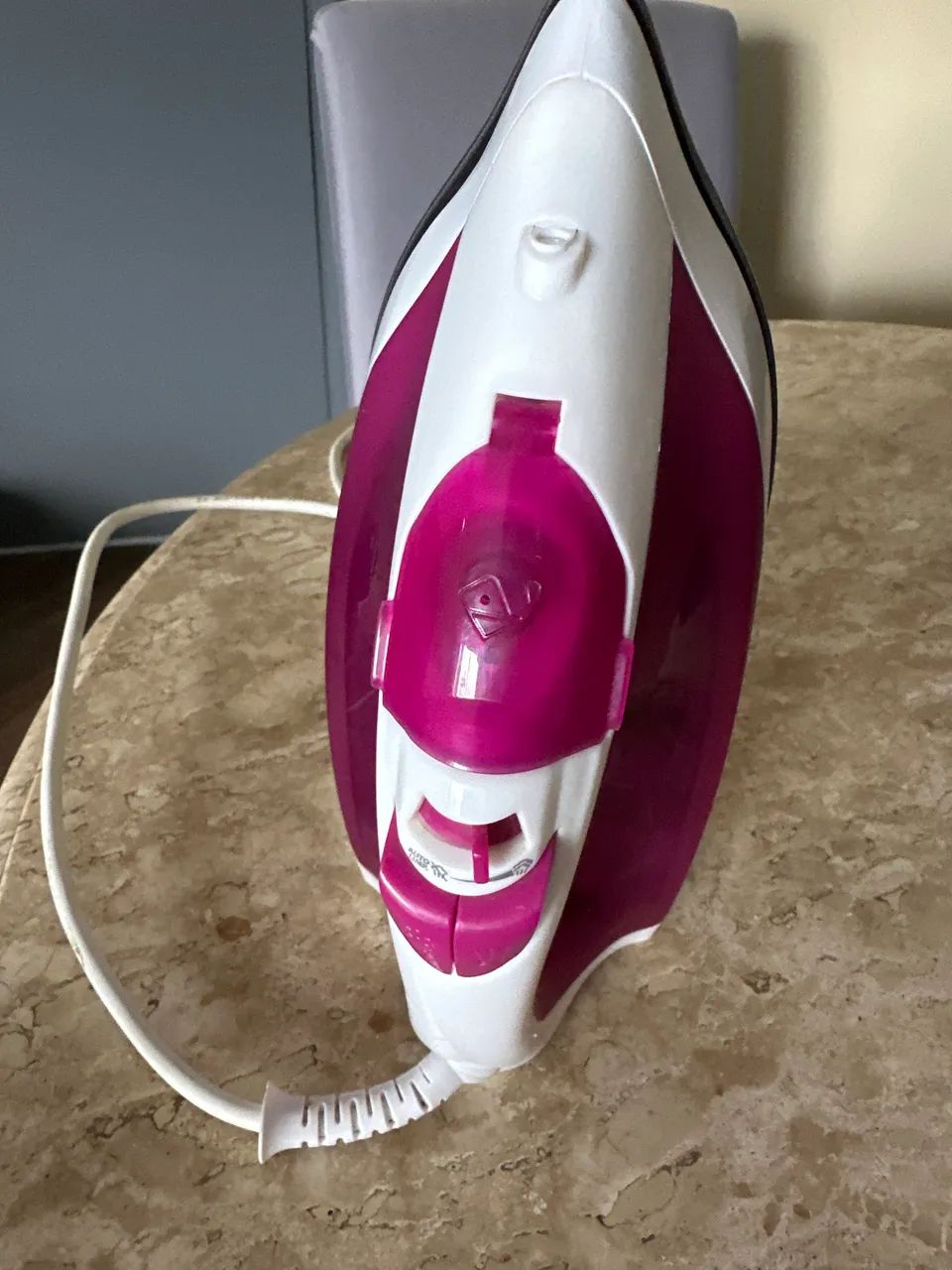 FERRO DE PASSAR ROUPAS 220v