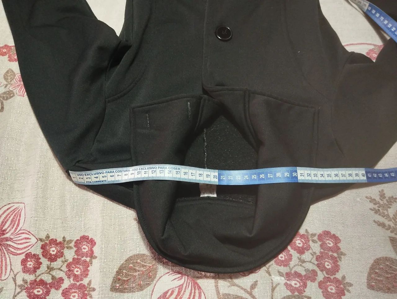 Casaco feminino preto com cinto - Foto 4