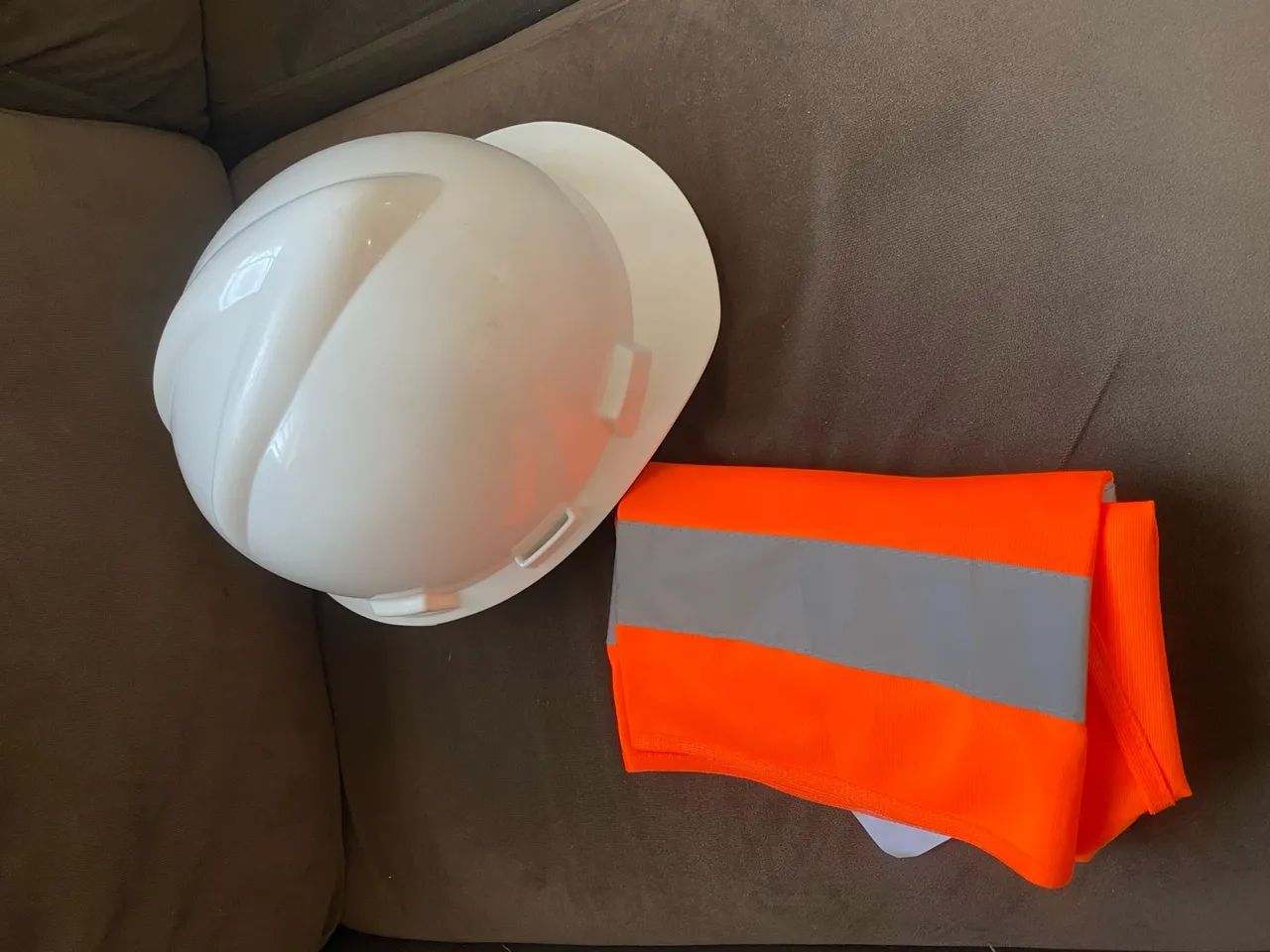 Capacete MSA e colete de obra