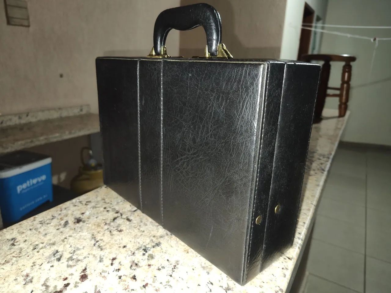 Bolsa de couro com senha.
