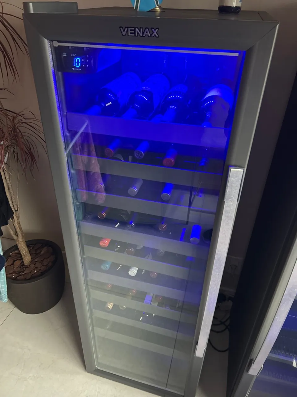 Super promoção ! De 4600$ por 3300$! Adega Venax climatizada grafite