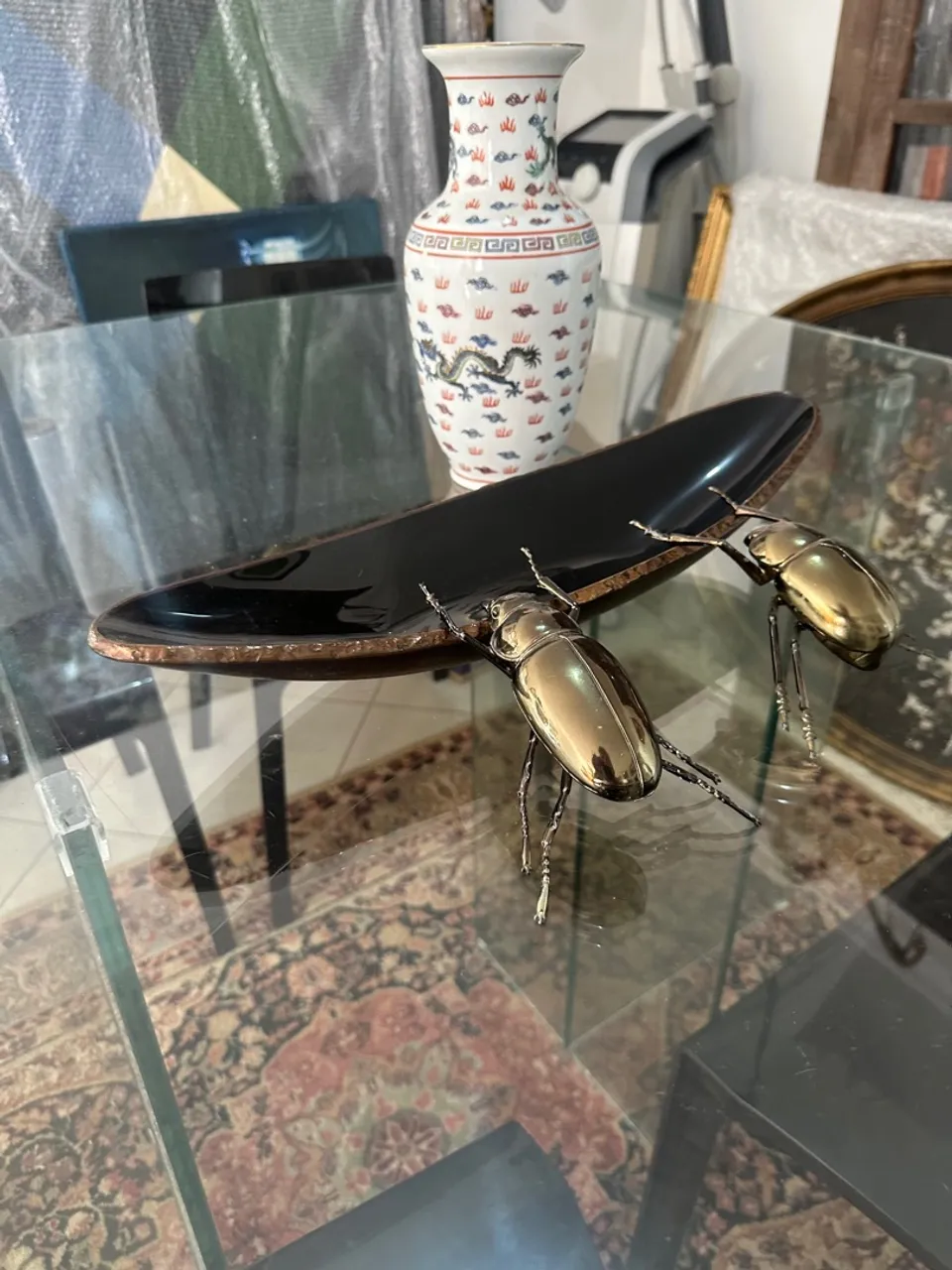Centro de mesa em vidro cor nero com borda pintada na cor cobre. 
