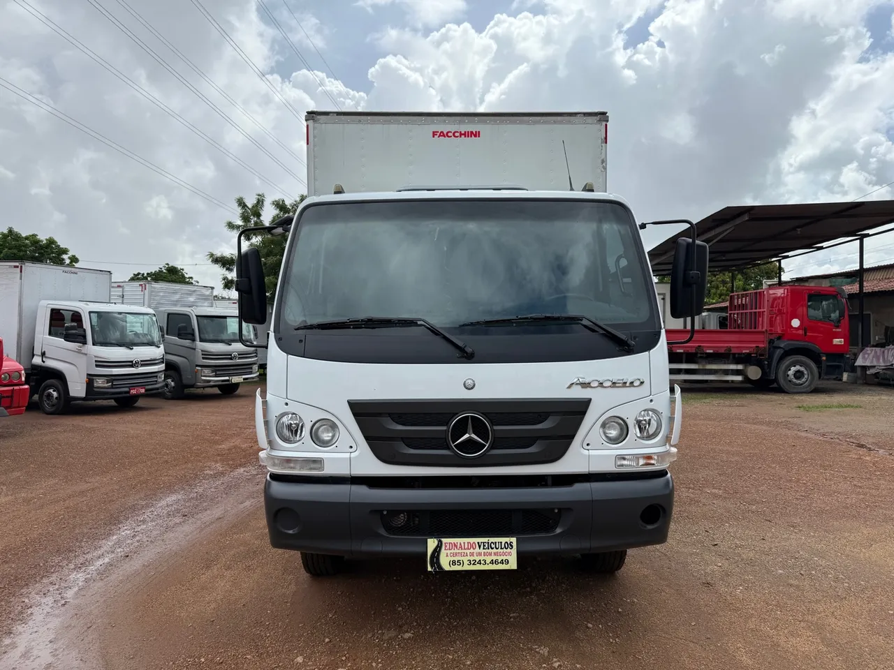 Accelo 815, 21/21, completo, bau piso de ferro, 43 km apenas, extra