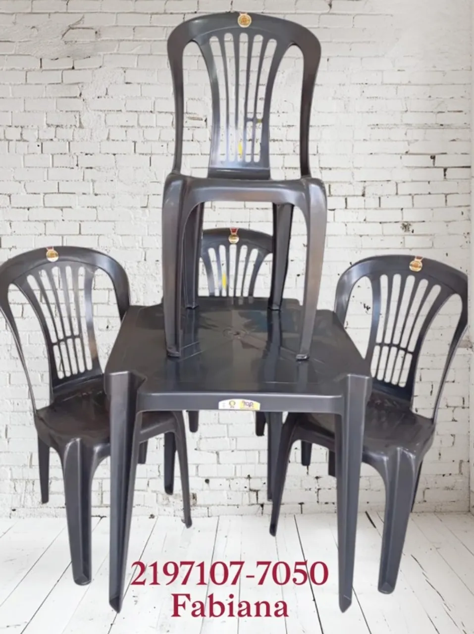 Mesa com 4 cadeiras de plastico 182 kg
