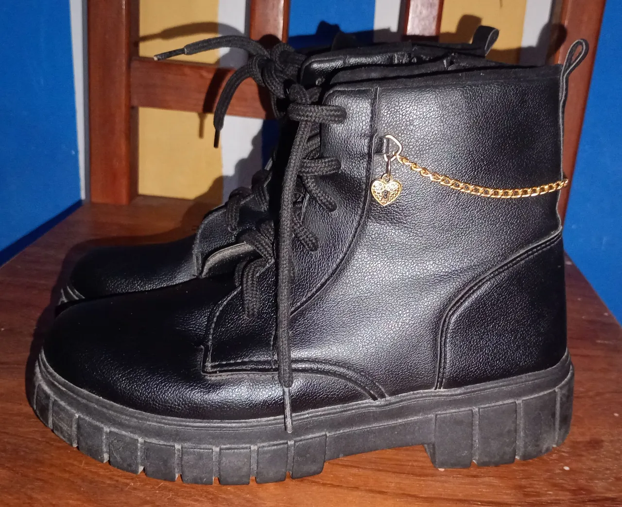 Botas infantis pretas com detalhe de coração