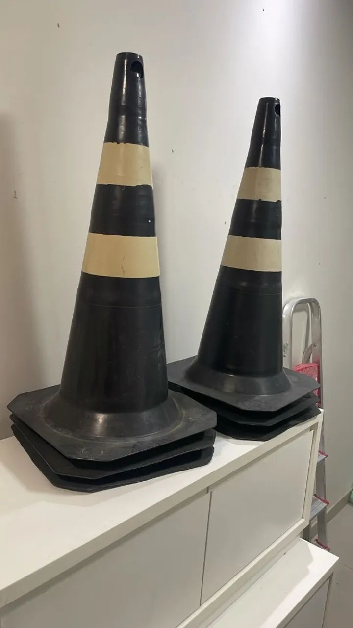 VENDO 6 CONES DE SINALIZAÇÃO PRETO E AMARELO R$ 120,00