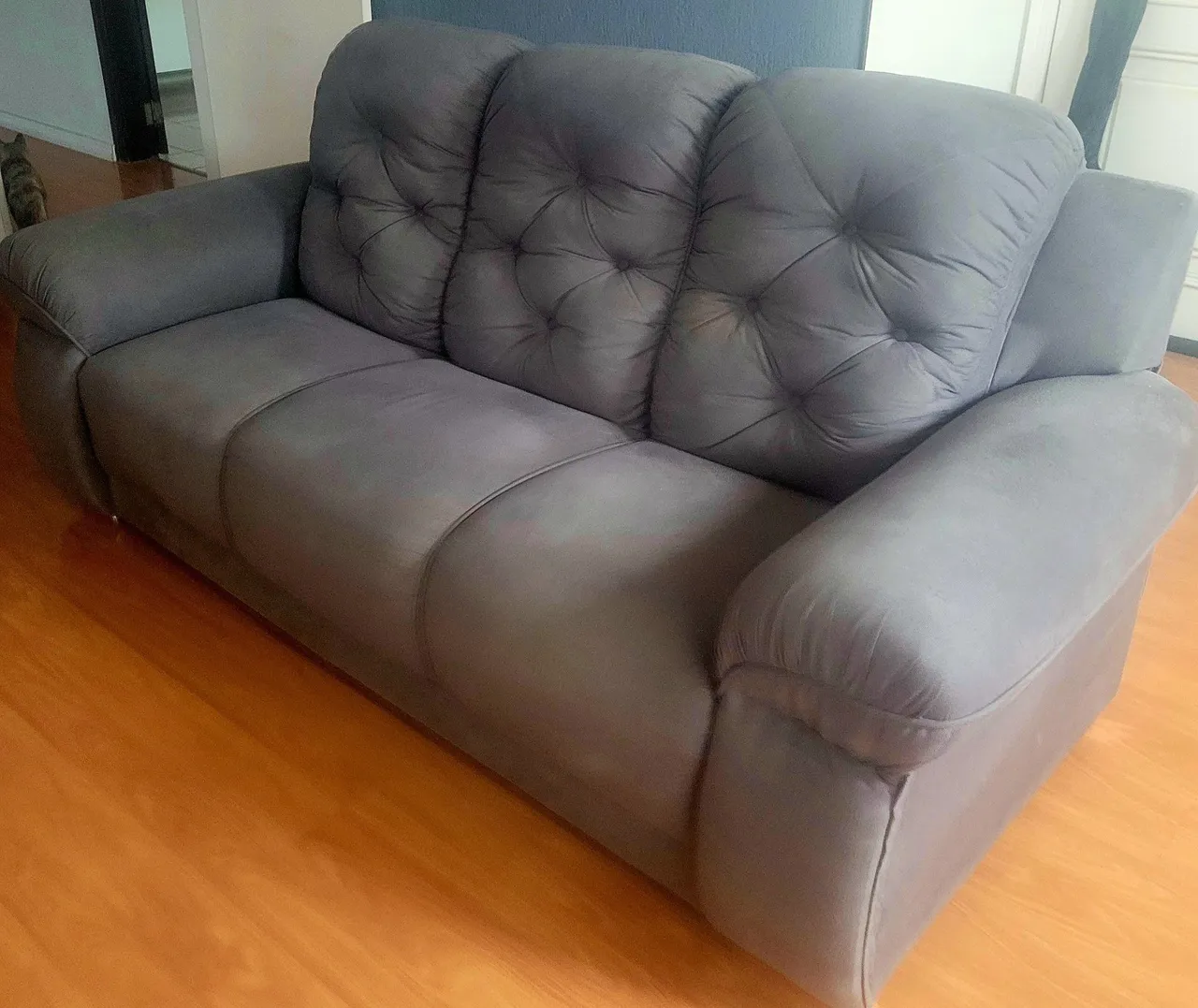 Sofá Cinza Confortável e Elegante