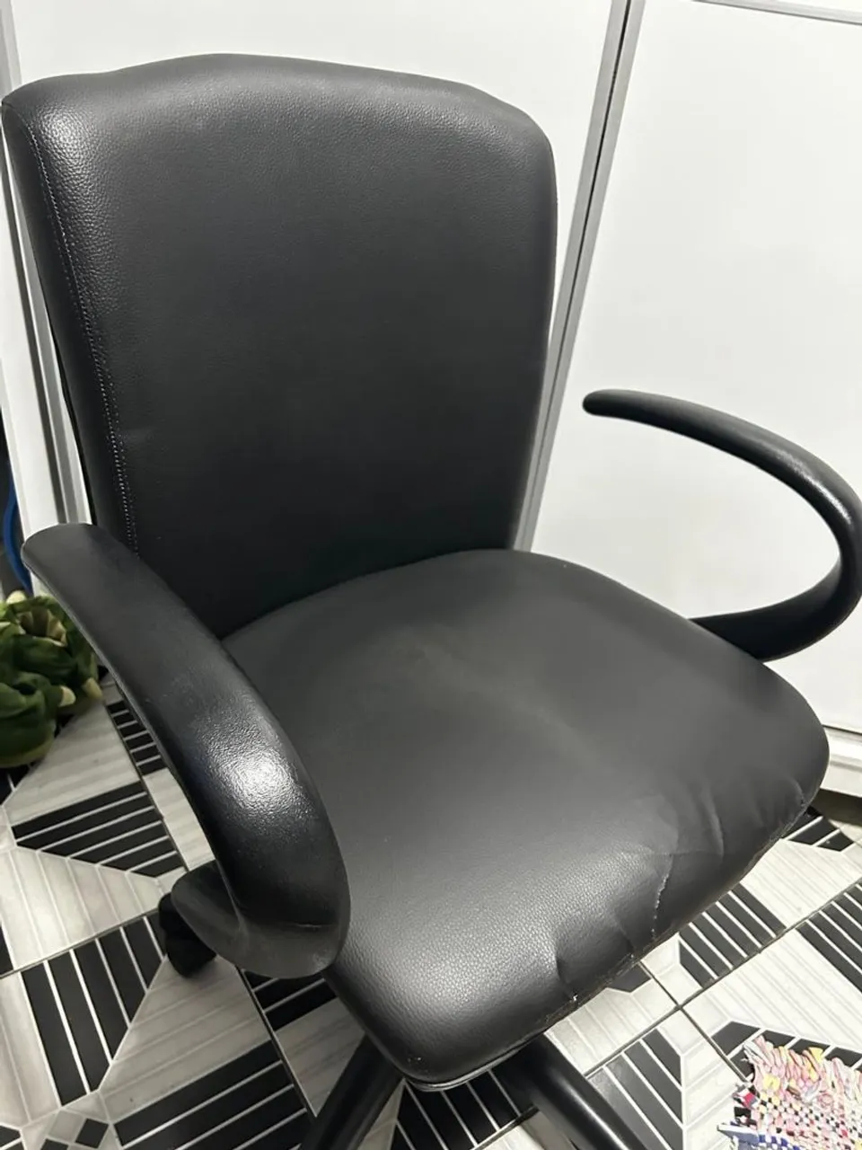 Cadeira de Escritório Preta Confortável