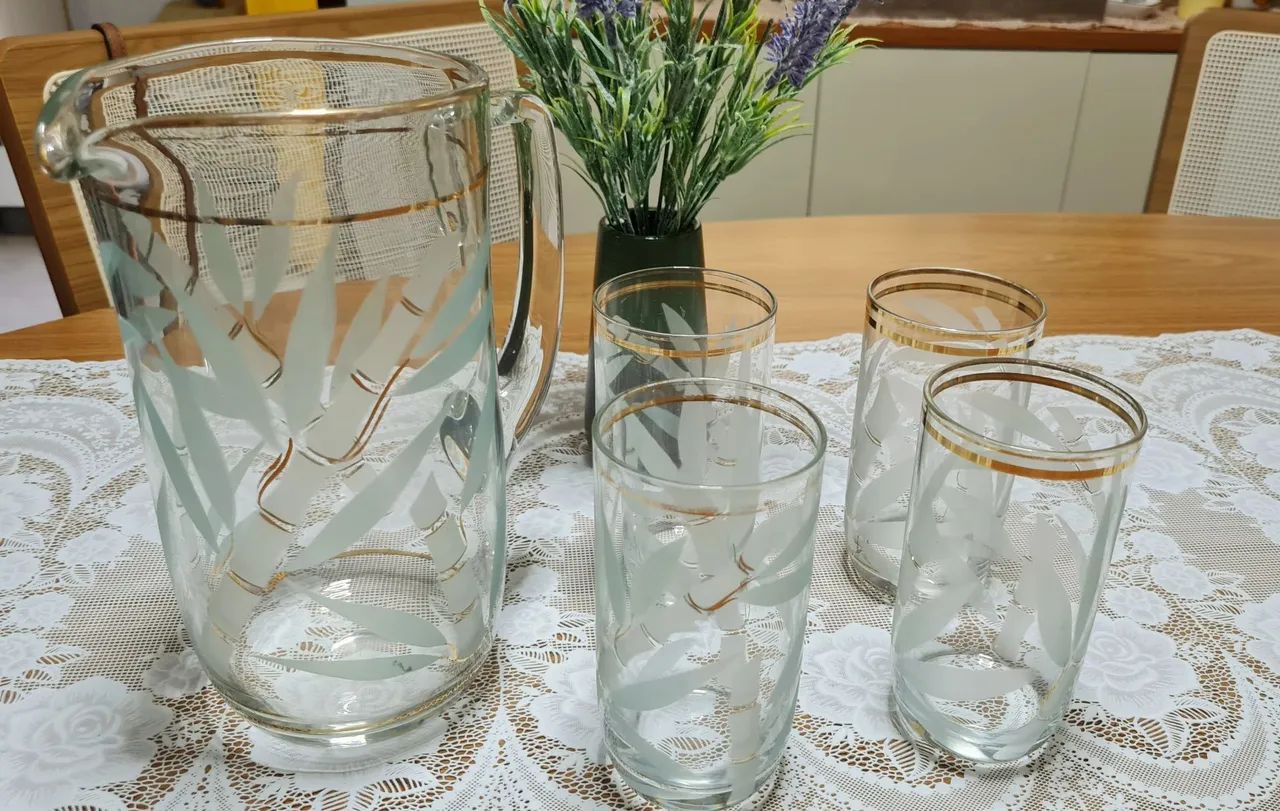 Jarro e copos de vidro com design elegante