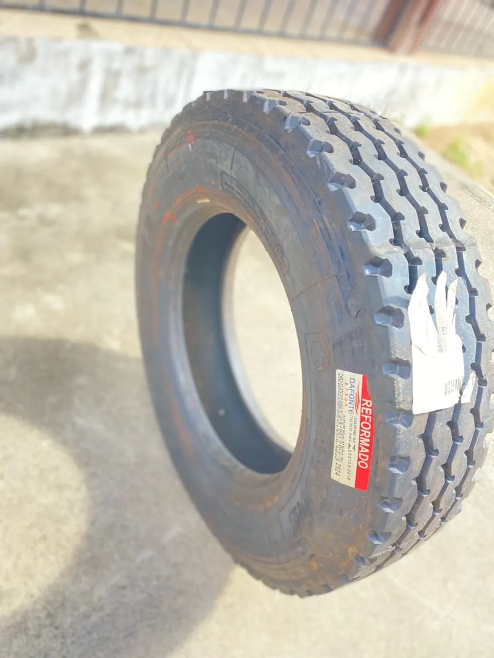 1 PNEU 215/75R17.5 NOVO RECAPADO SEM USO