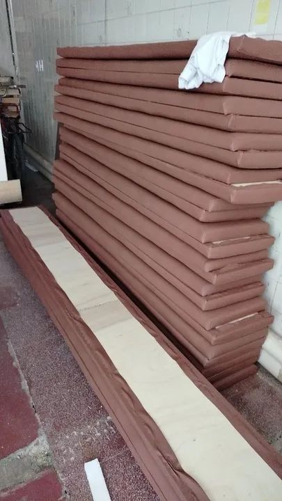 Banco de madeira com assento estofado. Deixamos sua igreja assim bem confortável.o - Foto 2