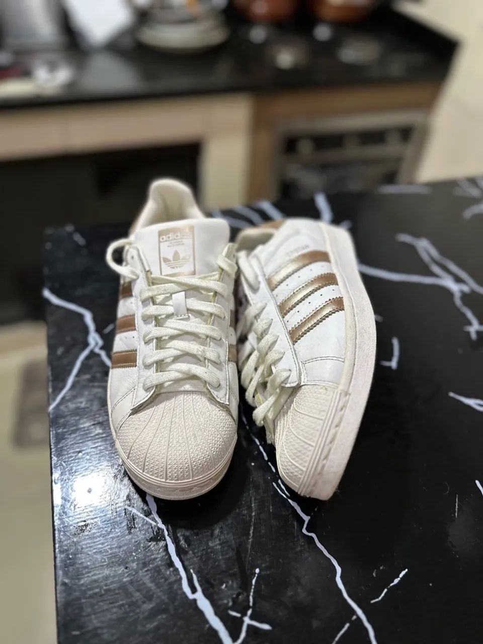 Tênis Adidas Superstar Branco e Dourado - Foto 3