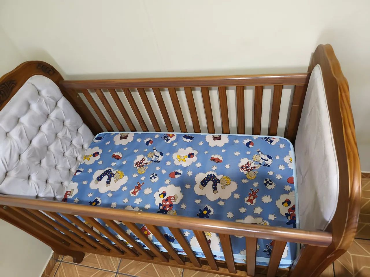 Berço Cama Luis XVII Capitonê - Mel Antique - Foto 5