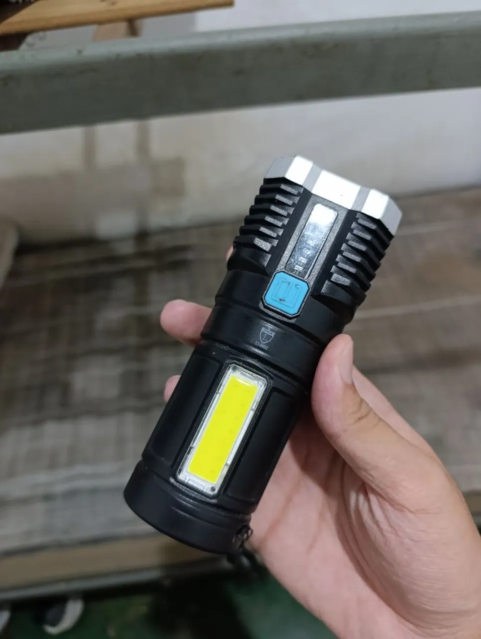 Lanterna Tática de LED Recarregável