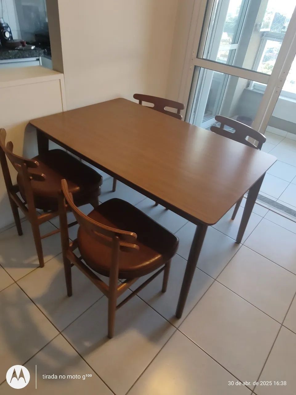 Vendo mesa de madeira com 4 cadeiras. Excelente estado de conservação. Impecável. 
