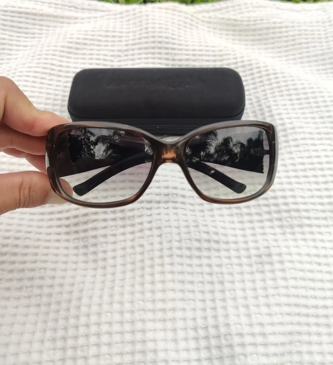 Óculos de sol feminino Pierre Cardin.