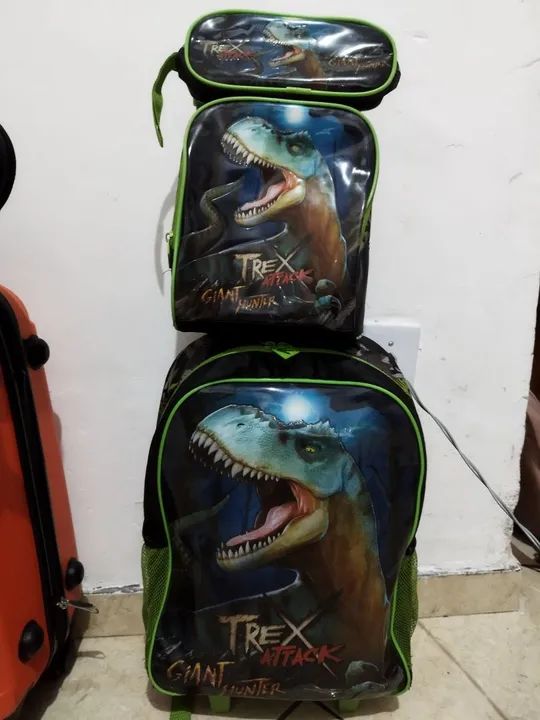 Mochila dinossauro semi nova 90,00 kit 