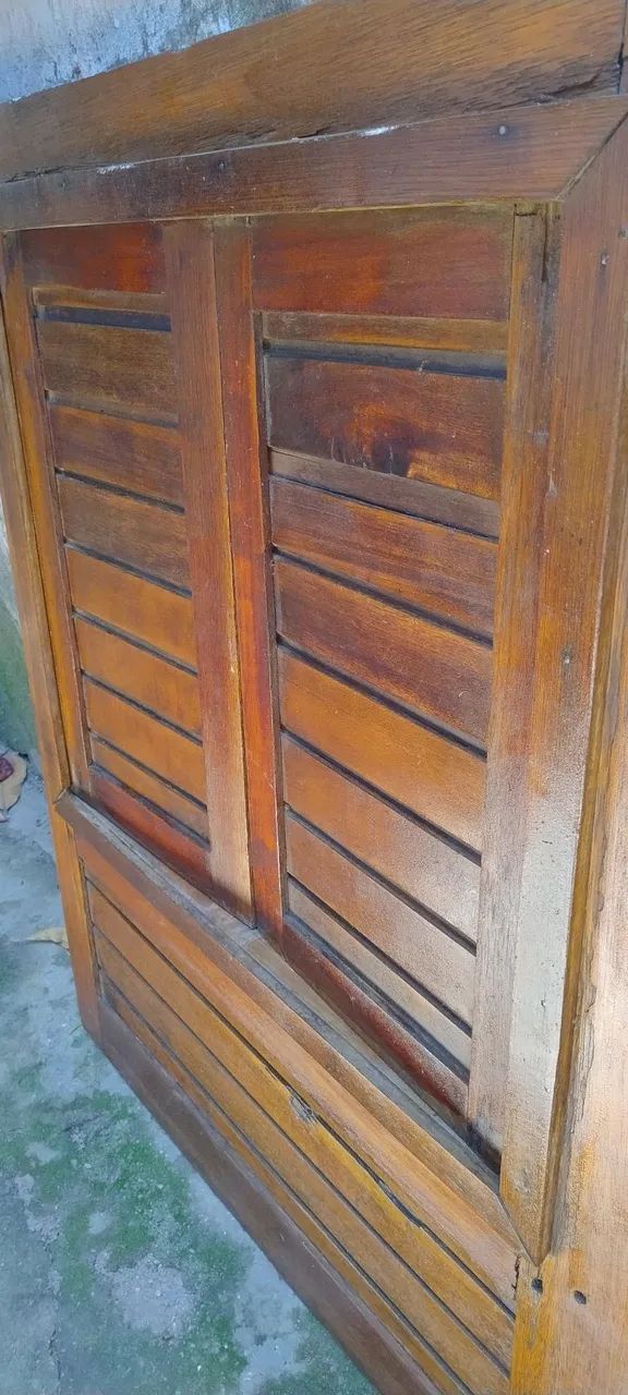 Janela de Madeira com Persianas - Foto 2