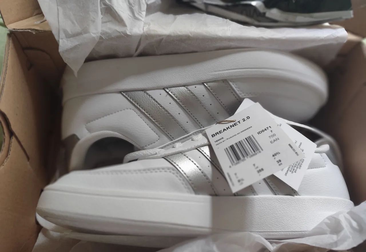 Tênis Adidas Branco com Detalhes Prateados