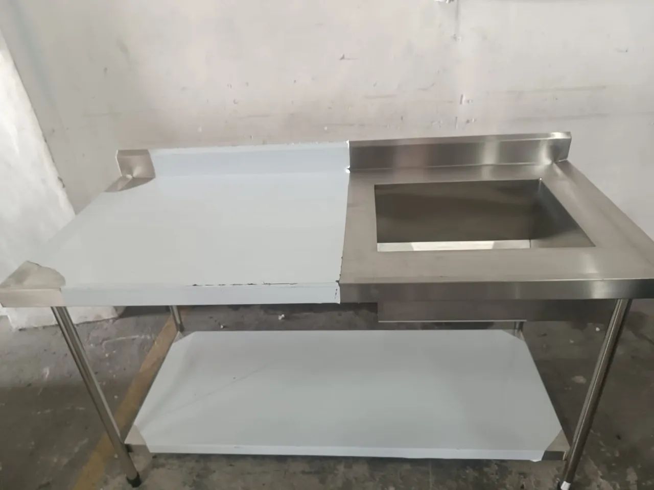 Mesa de trabalho em aço inox com pia
