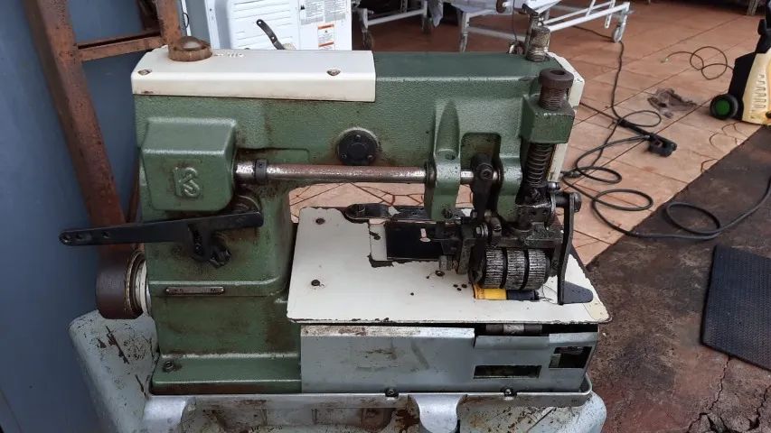 Máquina de Costura Industrial Kansai 4 Agulhas com mesa e motor precisa revisão basica - Foto 2
