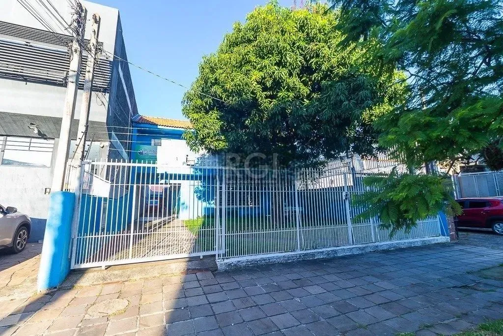 Casa residencial ou comercial de 2 andares com uma estrutura bem organizada e espaçosa. No