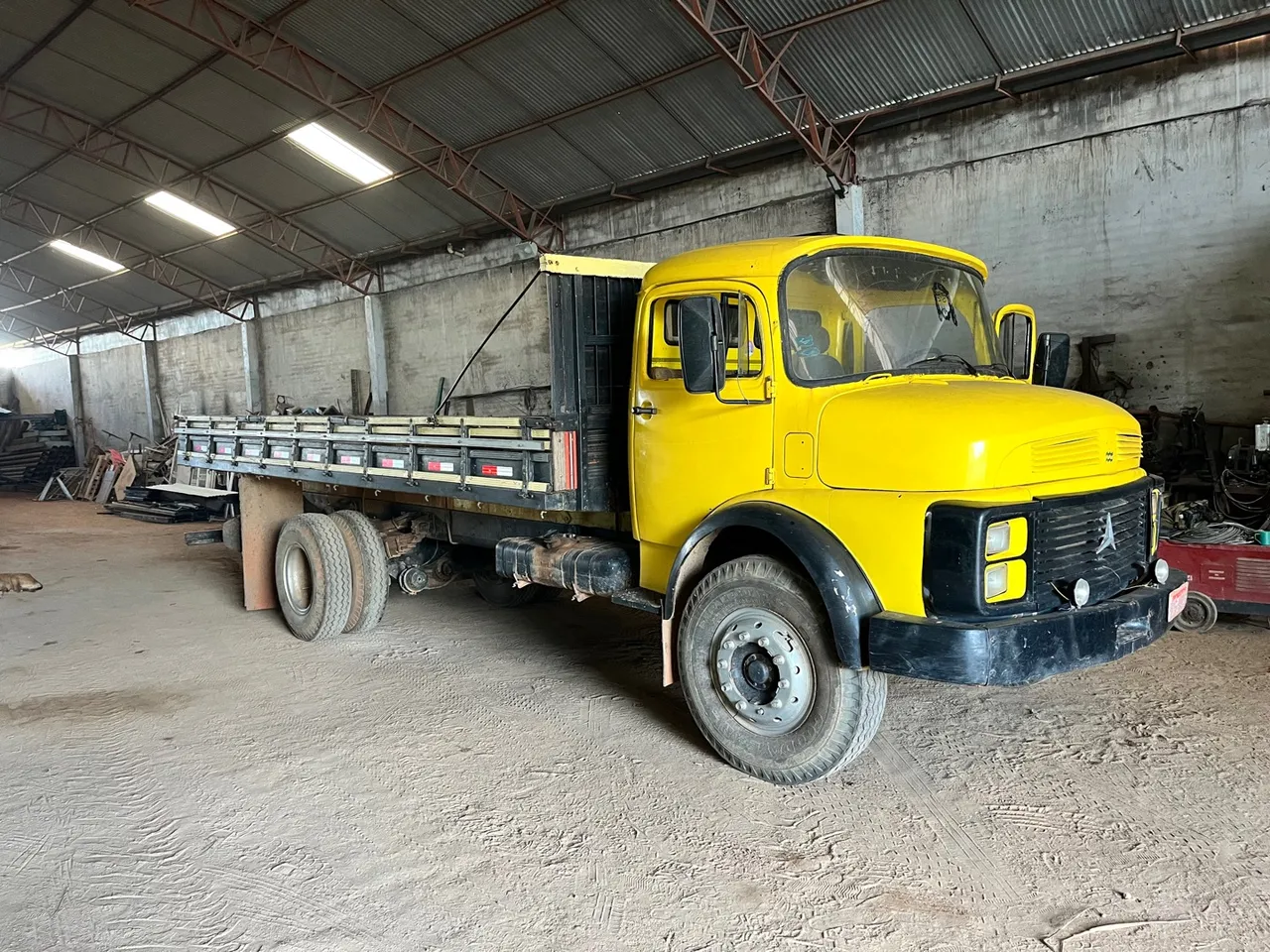 Mercedes-Benz 1113 Amarelo - Carroceria