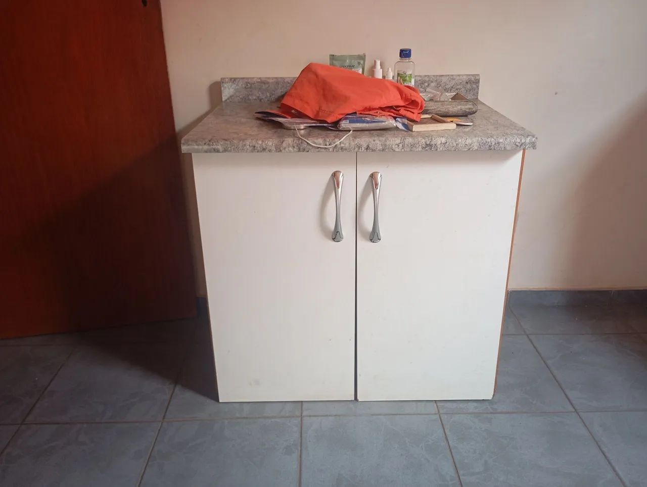 Armário branco com duas portas, para cozinha, quarto, outras utilidades. 