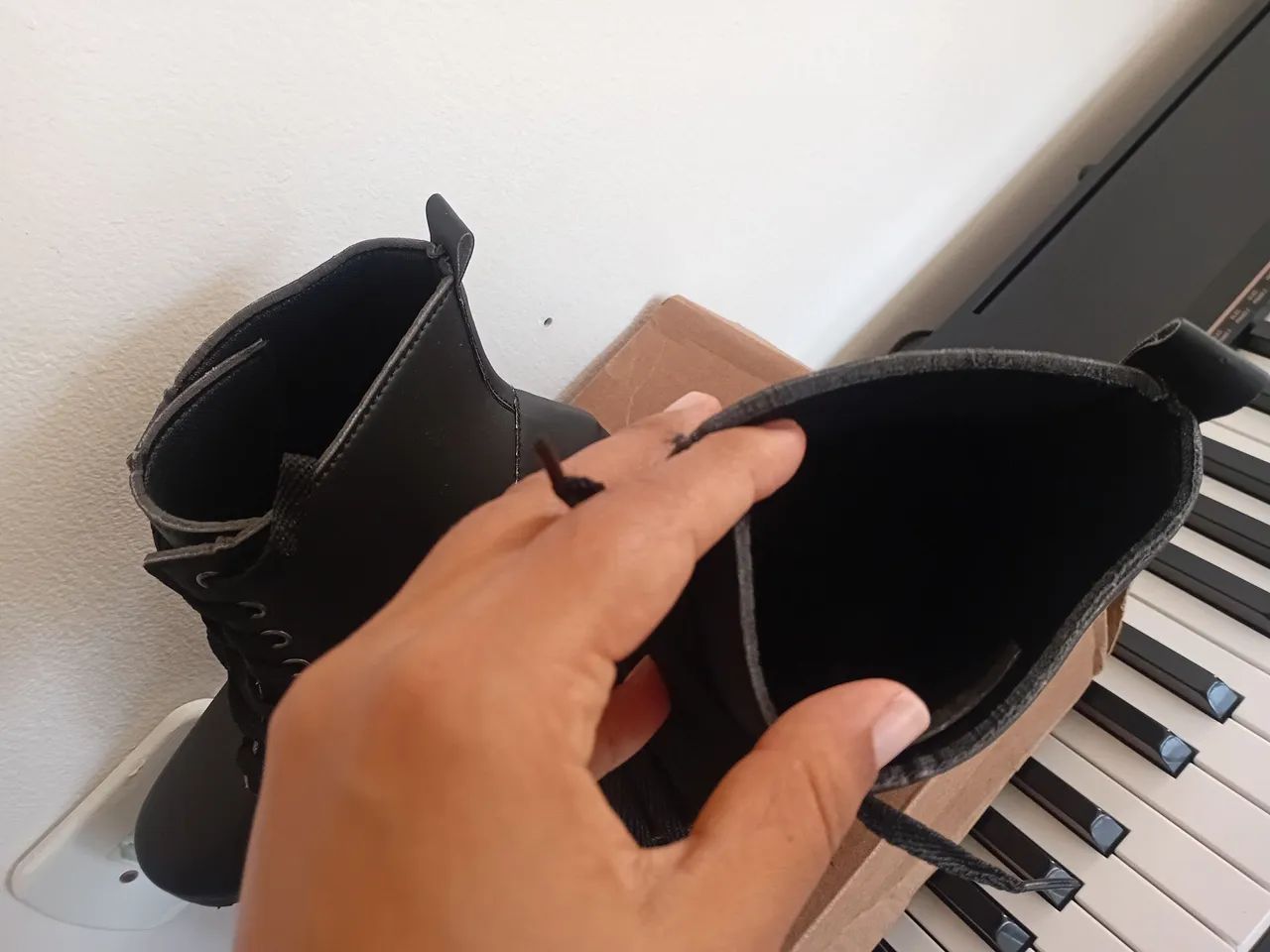 Botas femininas pretas - Foto 4