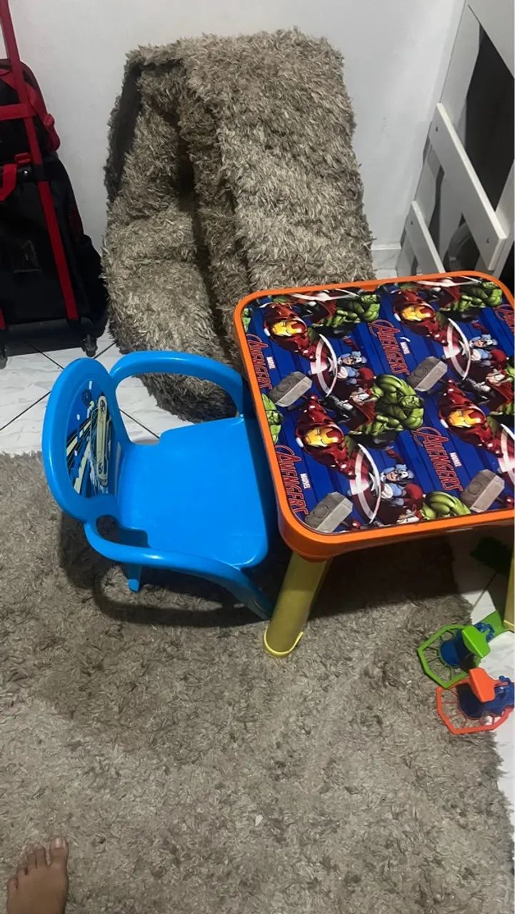 Mesa e cadeira infantil dos Vingadores