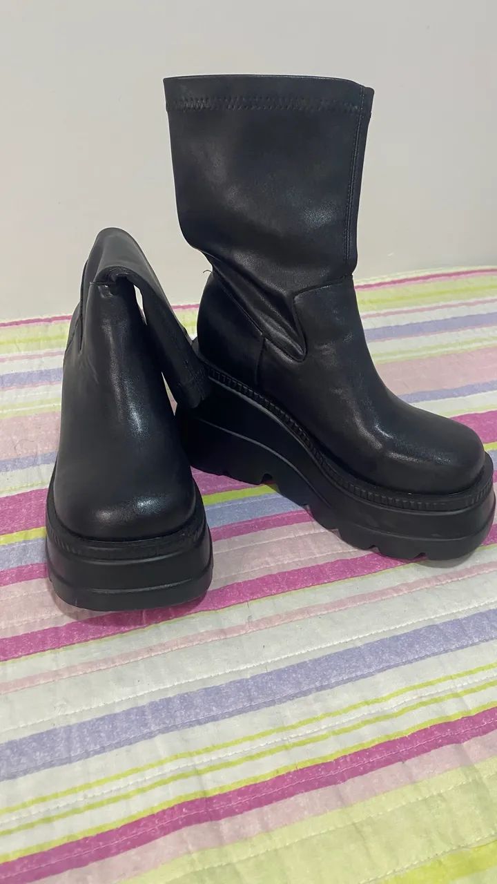 Bota plataforma cano médio 