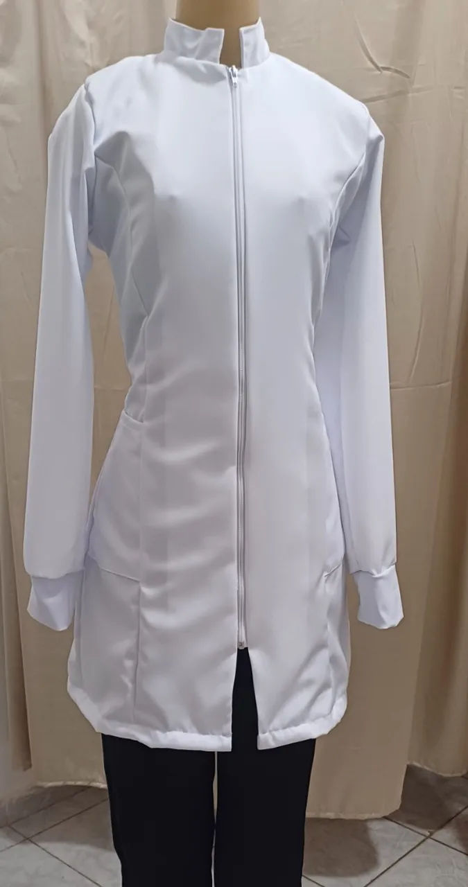 Jalecos femininos em gabardine.