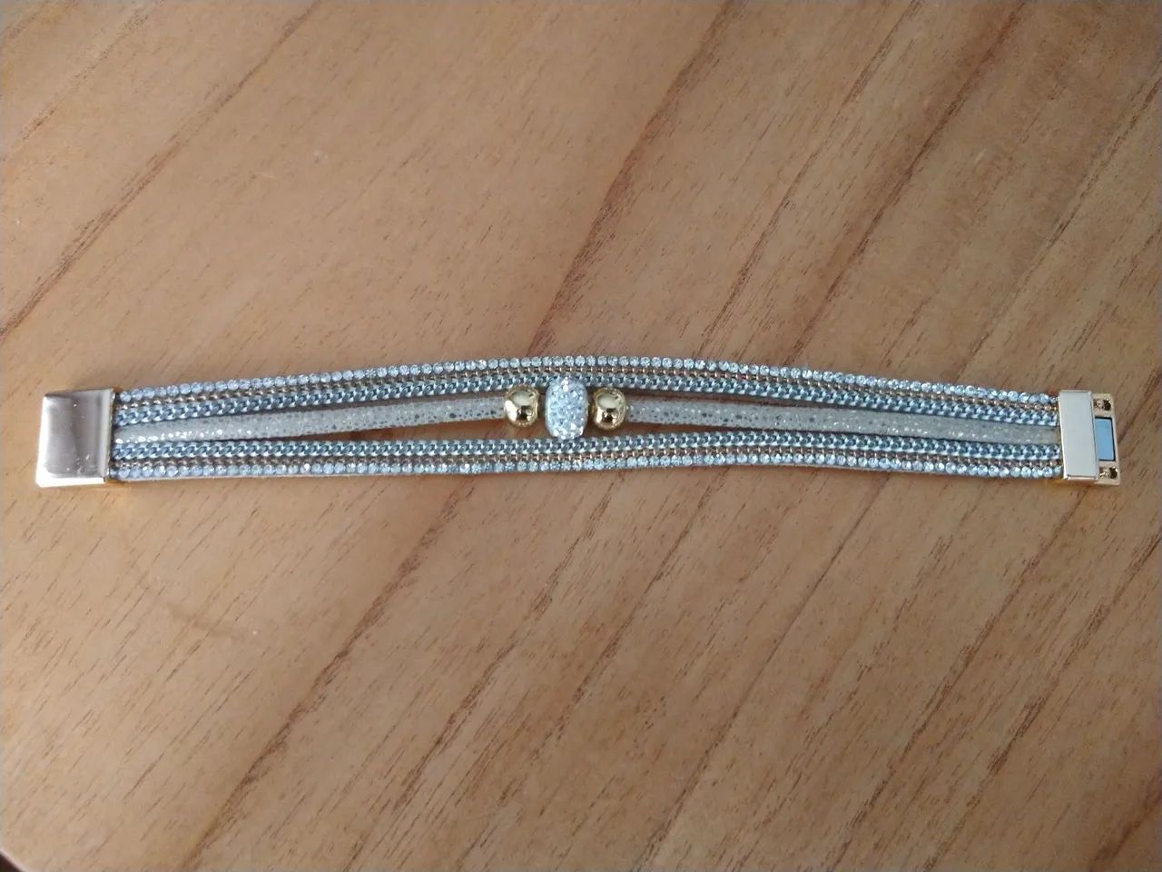 Pulseira de couro com detalhes em strass - Dourada - Foto 2