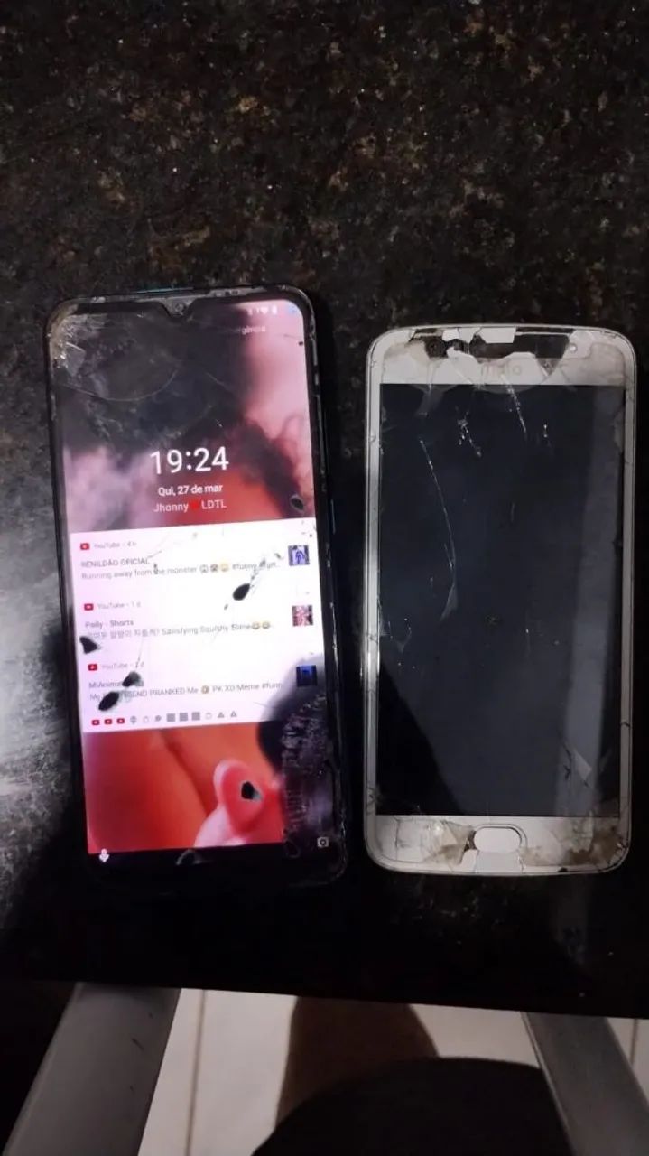 Dois celulares com tela quebrada