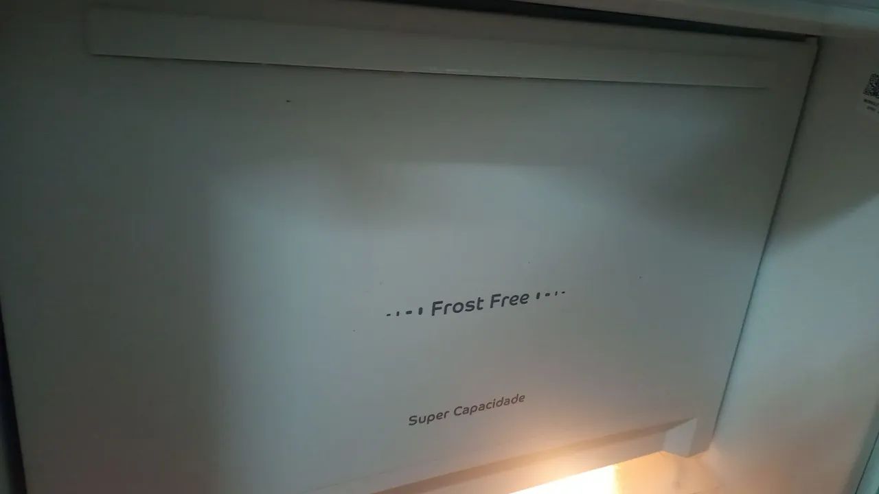 Geladeira semi nova tudo funcionado venda 800 pra sair logo - Foto 5