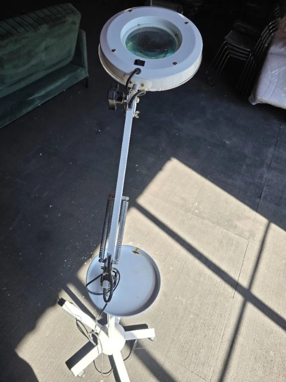 Lupa de Estética com Luminária de LED Articulada e Pedestal - Foto 3