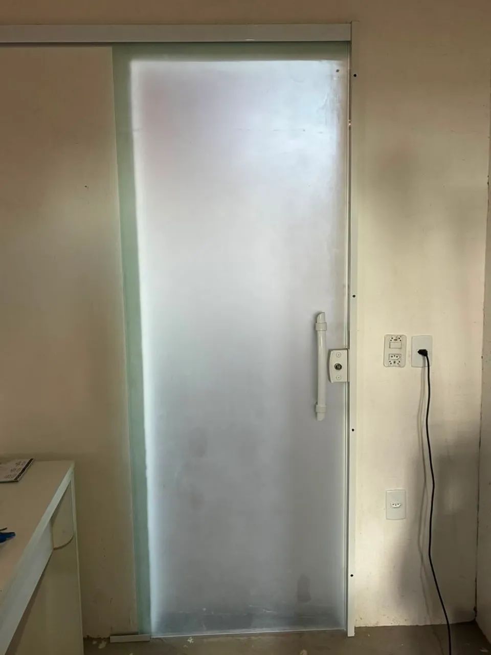 PORTA DE VIDRO JATEADO 8MM + PERFIL DE ALUMÍNIO - R$ 630,00 - Foto 2