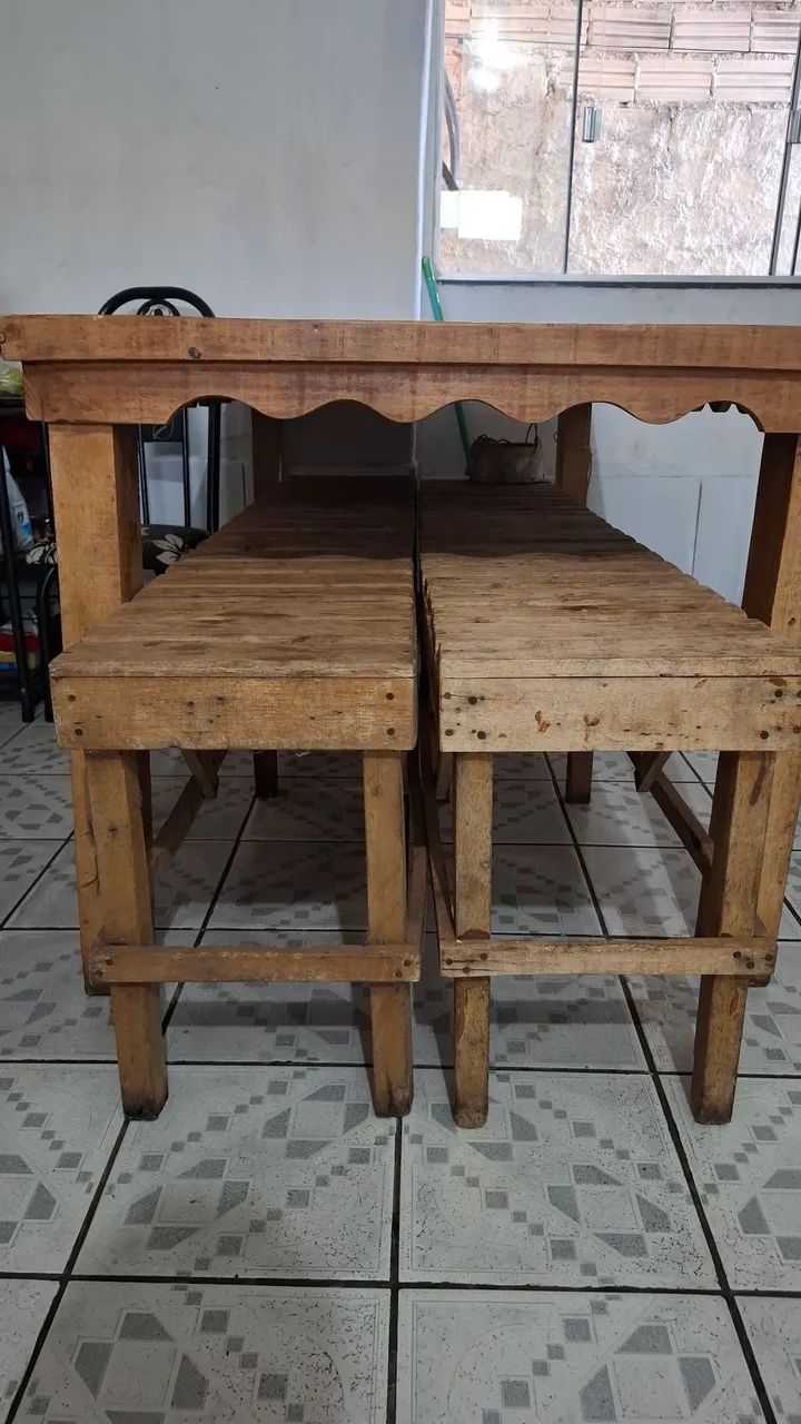Mesa grande de madeira com 2 bancos - Foto 3