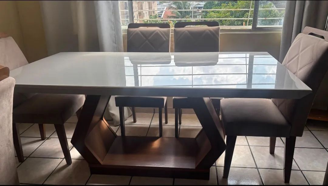 Mesa de Jantar com 6 cadeiras 