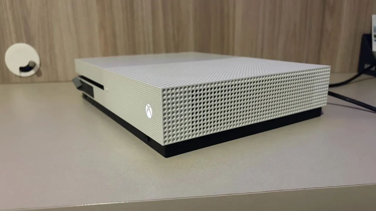 Console Xbox One S 1TB (Apenas o console e cabos) - Foto 4