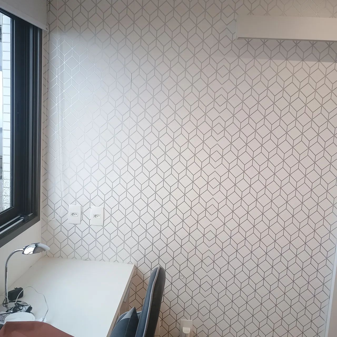 Trabalho com instalação de papel de parede 