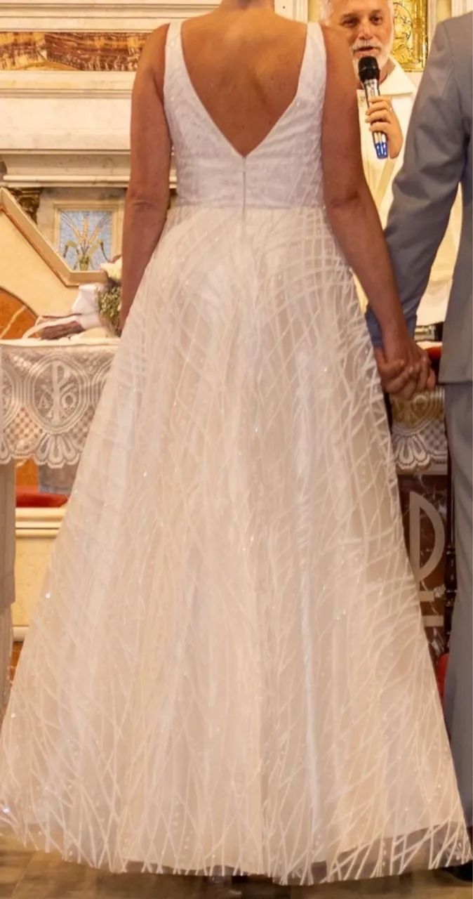 Vestido de Noiva Moderno com Decote ?V? - Foto 3