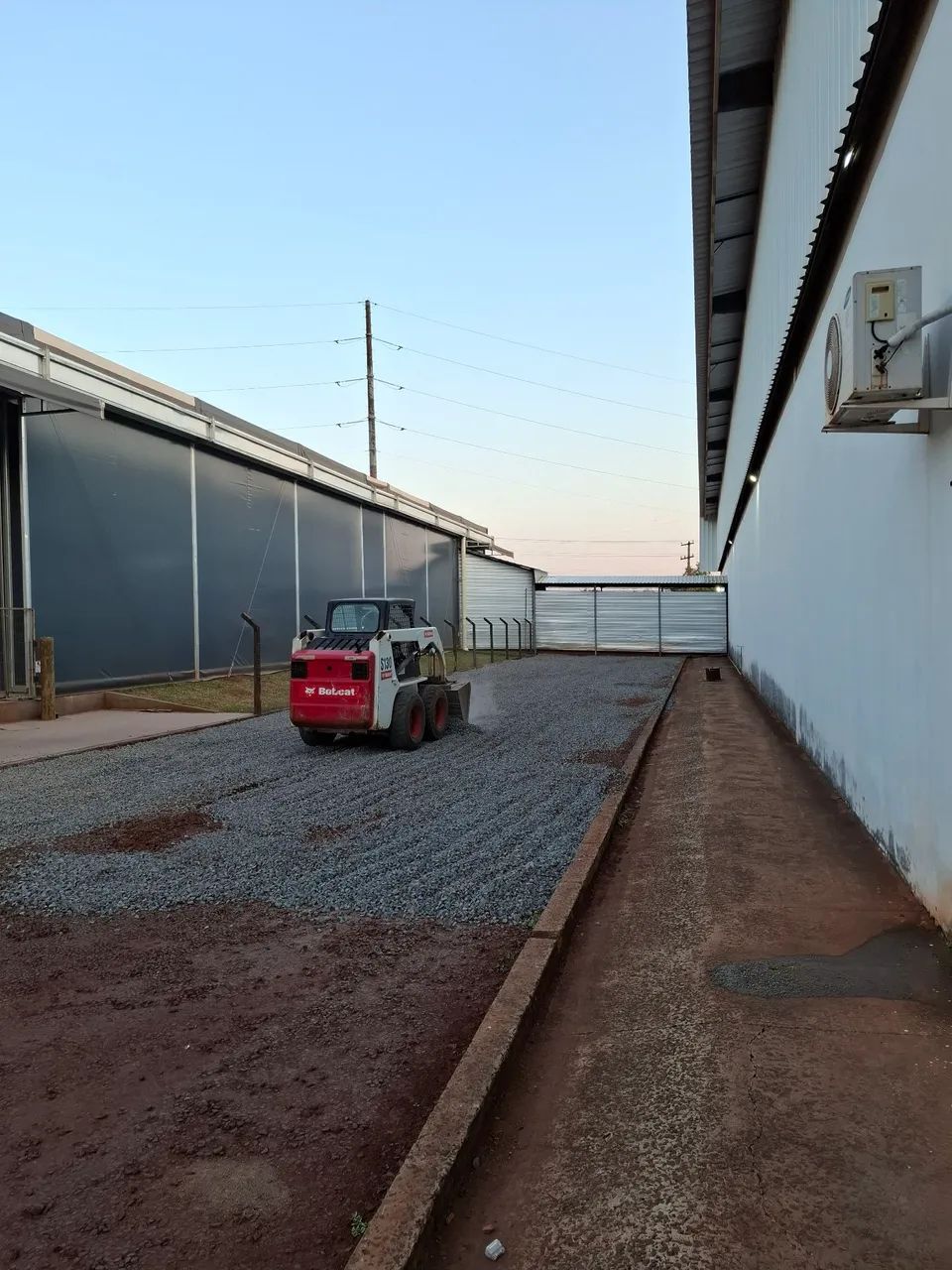 Bobcat, areia, aterro, terraplanagem - Foto 4