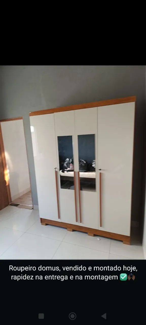 Guarda roupa com espelho