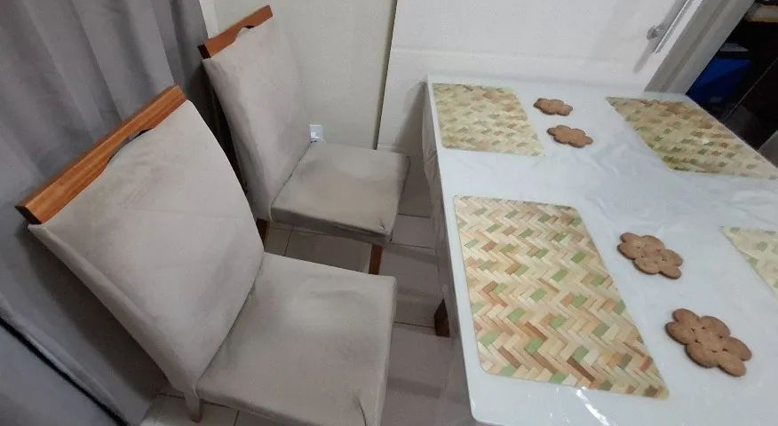 Mesa de jantar retangular com tampo de vidro e 4 cadeiras - Foto 2