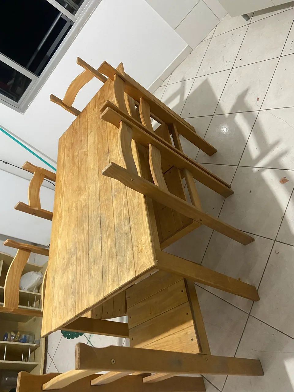 Mesa de madeira com 6 cadeiras  - Foto 3